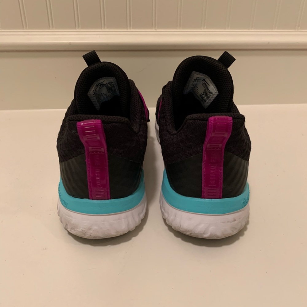 Nike ladies athletic tennis shoes - Picture 2 of 9
